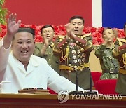 북한 김정은, 코로나19 방역 군의관들 불러 격려