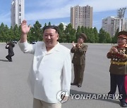 북한 김정은, 코로나19 방역 투입된 군인들과 기념사진