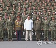 북한 김정은, 코로나19 방역 투입된 군인들과 기념사진