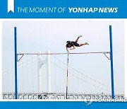 [모멘트] 광안대교를 배경으로 펼쳐진 국제장대높이뛰기 대회