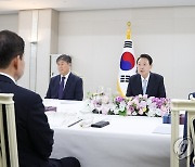 후반기 신임 국회의장단 만난 윤석열 대통령