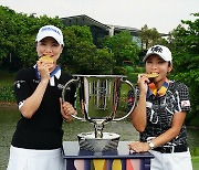 [포토] 유소연과 이보미 '금메달은 깨물어야 제 맛'