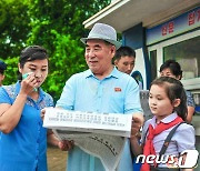 노동신문으로 김정은 연설 접한 북한 주민들 '눈물'