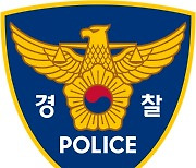 차량 2대·전신주 받고 약국 돌진 .. 진해 교차로 충돌 사고