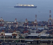 러시아 제재한 日, 기업들의 LNG 수입은 안 막아