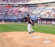 [스포츠 영상] 'KBO 레전드' KT 이강철 감독 시구