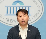 '이준석 저격수' 장예찬 "李 팬덤 무기로 尹 망하게 할 것 위협"