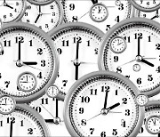 [책마을] 아인슈타인에 반기 든 교수 "시간은 실재한다"