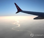 에티오피아 조종사, 비행기 몰다 졸아 공항 지나쳐