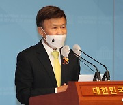 법카로 가발 관리, 출판비 '뻥튀기'..김원웅, 8억원대 비리 혐의