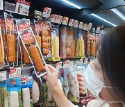 이마트24, bhc 간장치킨 맛 살린 '맛초킹 후랑크바' 판매