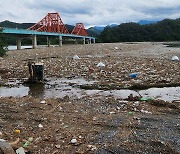 지난 폭우가 만든 쓰레기 섬..충주호·대청호 '몸살'
