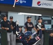 정훈, MLB도 감탄했던 배트 플립 [사진]