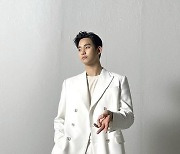 김수현, 올화이트 수트로 훈훈한 비주얼 완성..인싸브이로 장꾸미까지