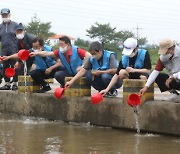 [포토] 토종물고기 방류 및 새집 달아주기