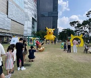 이번엔 15m 초대형 피카츄.. '인증샷 맛집' 잠실 롯데타워