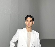 김수현, 여심 녹이는 조각 비주얼 "흰색 수트의 제왕"