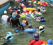 폐장일 북적이는 한강공원 수영장