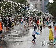 북적이는 광화문 광장 분수대