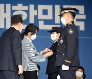 "김건희 여사, 악수만 했더라면"..경찰들과 '별도의 시간'