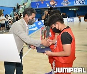 [JB포토] 2022 KBL 유소년 클럽 농구대회 시상식, 유소년 선수들에게 시상하는 서흥원 양구군수