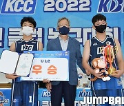 [JB포토]  KBL 김희옥 총재 'KCC U12 우승 시상'