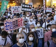 "아베 위한 묵념 강요 말라"..일본인 53%가 국장 반대