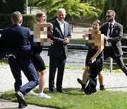 사진 찍자더니..독일 총리 앞서 돌연 상의 벗은 여성들 왜