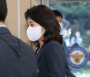 이재명 부인 김혜경, 경찰 출석..'법카 유용' 질문에 '다문 입'