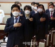 [포토] 국민의례하는 김주현 금융위원장