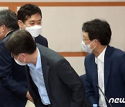 금융규제혁신회의 위원들과 인사하는 김주현 위원장