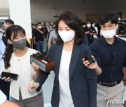 '법카 의혹' 김혜경씨 피의자 조사 5시간만에 귀가
