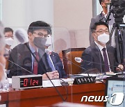 與 법사위 "최강욱, 법사위 활동은 이해충돌..사임해야"