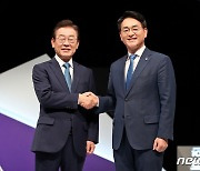 손 맞잡은 이재명·박용진 민주당 당대표 후보