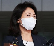 '법카 의혹' 김혜경, 5시간 조사 후 귀가..취재진 질문엔 '침묵'