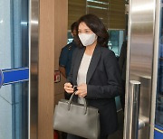 '법인카드 유용 의혹' 김혜경, 5시간 경찰 조사받고 귀가