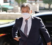 공수처, 이영진 헌법재판관 '골프접대 의혹' 폭로 사업가 조사