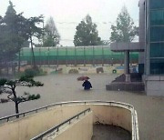 개학 앞 폭우 맞은 학교, 개보수 서두르다 근로자 목숨 앗는다