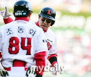 '대타 쐐기 3점 홈런' 김강민 "조금이나마 팀에 보탬이 돼 기뻐"