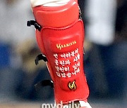 [MD포토] 이대호 '팬들의 대한 고마움을 전한 보호대 문구'