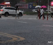 가을비에 발걸음 재촉하는 시민들