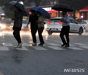 빗길 발길 서두르는 시민들