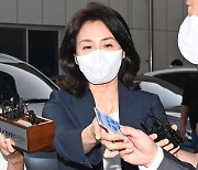 '법카 의혹' 김혜경씨 5시간 소환조사..묵묵부답