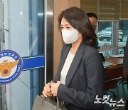 '법카 의혹' 김혜경, 5시간만에 경찰 조사 마치고 귀가