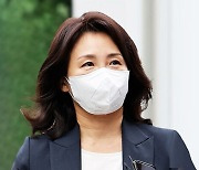 '법카 유용 의혹' 김혜경 첫 경찰 출석..5시간 조사