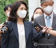 김혜경 '법카 의혹' 피의자 신분 경찰 출석..질문엔 '묵묵부답'(종합)