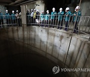 대도심 빗물터널 유출수직구 설명듣는 윤석열 대통령