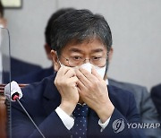 마스크 만지는 김대기 대통령 비서실장