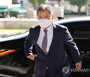 공수처, 이영진 헌법재판관 '골프접대 주장' 사업가 조사