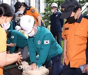 [포토]한덕수 총리, 민방공 훈련에서 심폐소생술 시연